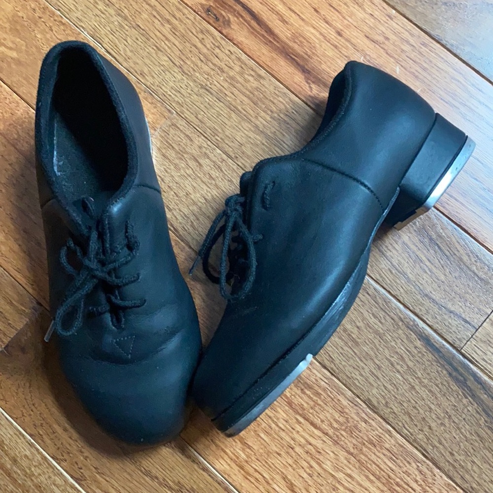 Block youth tap shoes.